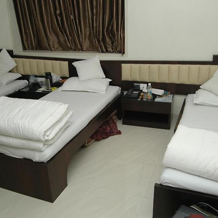 Hotel Causeway, Colaba Мумбаї Екстер'єр фото