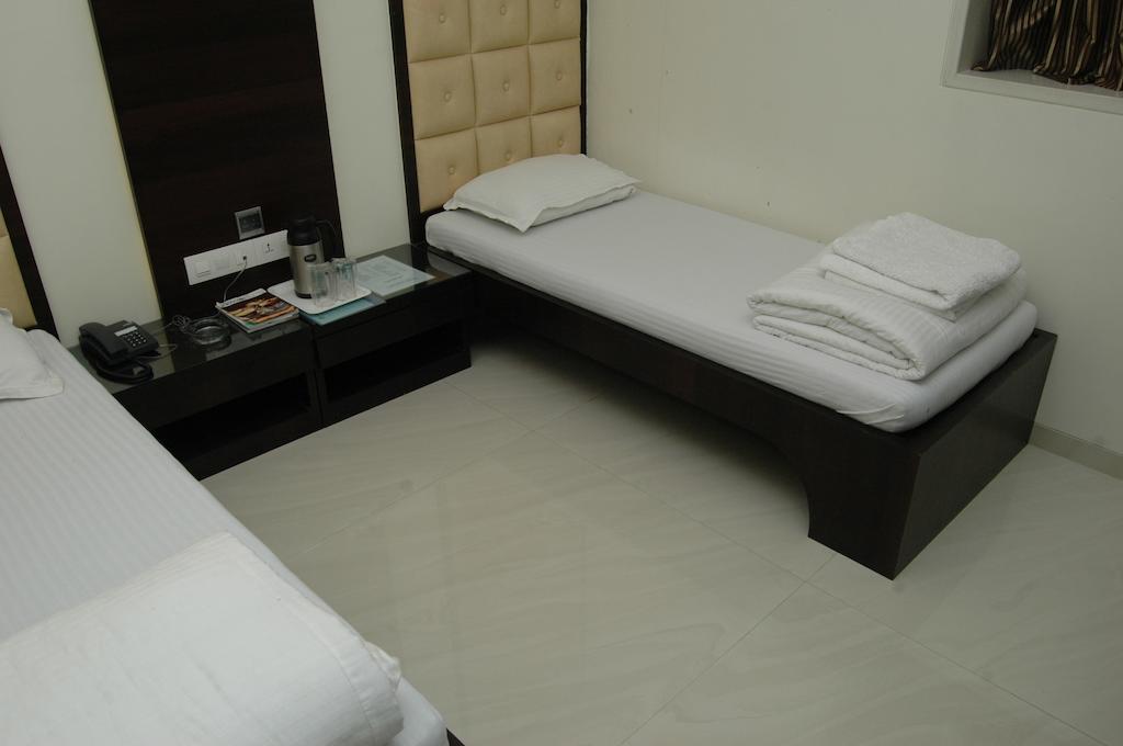 Hotel Causeway, Colaba Мумбаї Номер фото