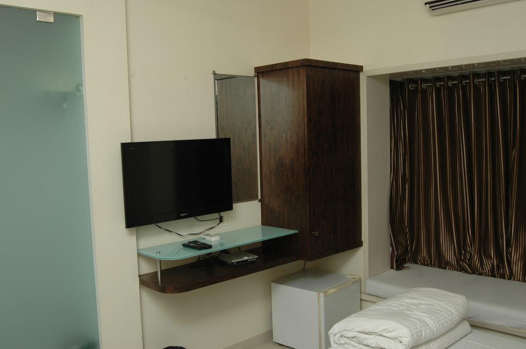Hotel Causeway, Colaba Мумбаї Екстер'єр фото