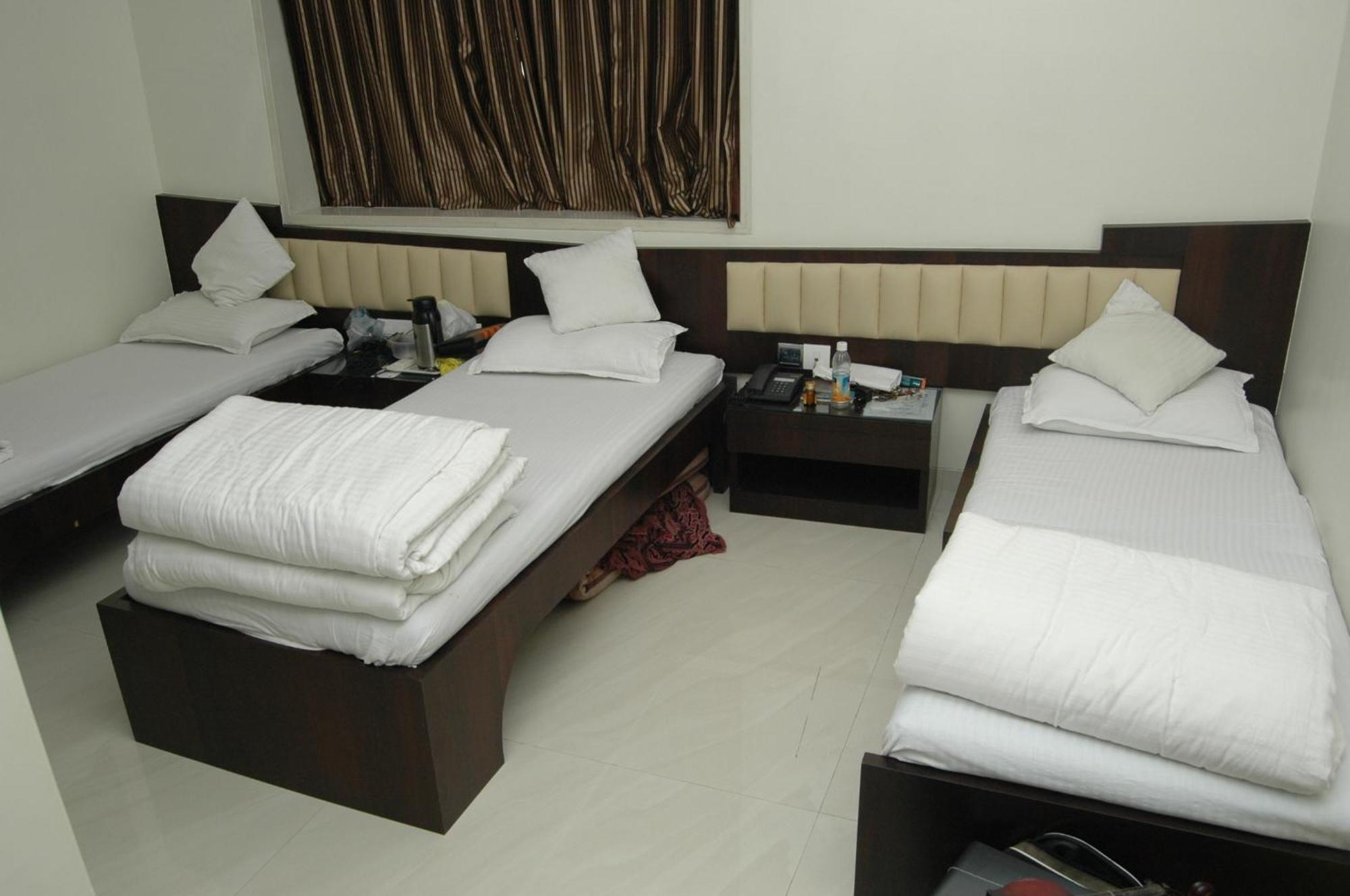 Hotel Causeway, Colaba Мумбаї Екстер'єр фото